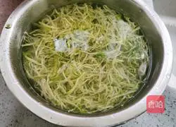Illustration of how to make shredded white radish mixed with soy sauce 4