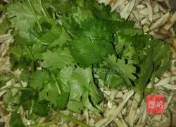 Illustration of how to mix camellia oil with dried melaleuca incense 4