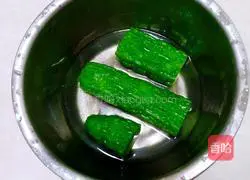 Banana Illustration of how to make bitter melon rolls 4