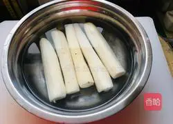 How to make fried yam with fungus and carrot Illustration 1