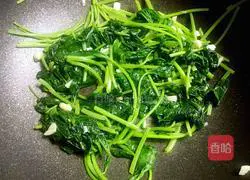 Illustration of how to stir-fry sweet potato leaves 6