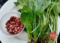 Illustration of how to mix spinach with peanuts 1