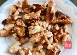 Illustration of how to make fried celery and walnut kernels 1