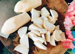 Illustration of how to stir-fry king oyster mushrooms with carrots and green peppers 3