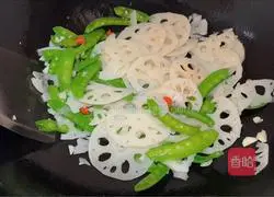 Illustration of how to make fried lotus root slices with snow peas 7