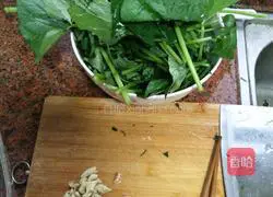 Illustration of how to make garlic sweet potato leaves 1