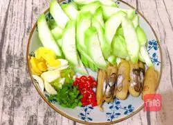 Illustration of how to make stir-fried razor clams with loofah 2