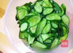 Illustration of how to make quick pickled cucumbers and pickles 5
