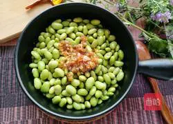 Illustration of how to make garlic edamame 8