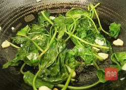 Illustration of how to stir-fry sweet potato leaves 10