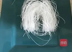 Illustration of how to make spinach, vermicelli and peanuts mixed with mustard 2