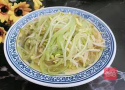Illustration of how to stir-fry soybean sprouts with lettuce 10