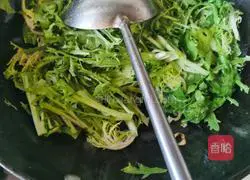 Illustration of how to stir-fry chicory 6