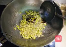 Illustration of how to stir-fry leeks with soybean sprouts 6