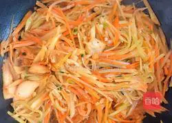 Illustration of how to make spicy cabbage with vinegar and three shredded vegetables 8