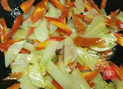 Illustration of how to make stir-fried carrot and potato slices 6