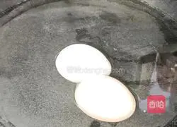 Illustration of how to make Christmas tree with broccoli and mashed potatoes 1