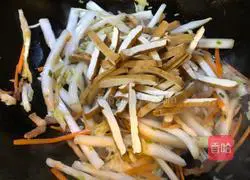 Illustration of how to stir-fry dried cabbage 7