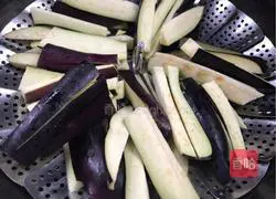 Illustration of how to make eggplant strips with chili sauce 3