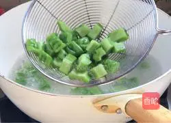 Illustration of how to stir-fry lotus root and bitter melon 8