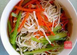 Illustration of how to make cold celery and enoki mushrooms 4