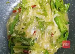 Illustration of how to make spicy stir-fried gourds 5