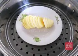 Illustration of how to make onion and potato pancakes 3