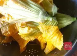 Illustration of how to make fried pumpkin flowers 2