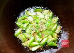 Illustration of how to stir-fry loofah 5