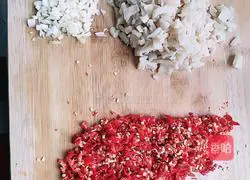 Illustration of how to make dried radish chili sauce 1