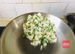 Illustration of how to stir-fry green beans and lilies 5