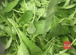 Illustration of how to make chopped pepper mixed with radish seedlings 1