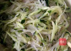 Illustration of how to make cold cucumber vermicelli 10