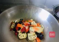 Illustration of how to make fried lotus root with fungus, carrot and lotus root 7