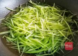 Illustration of Refreshing and Delicious Stir-fried Shredded Lettuce 2