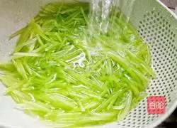 Illustration of Refreshing and Delicious Stir-fried Shredded Lettuce 4