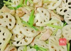 Illustration of how to make stir-fried pork slices with lotus root 15