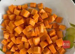 Illustration of how to mix celery and spiced peanuts 3