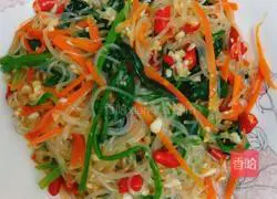 Illustration of how to mix spinach with vermicelli 15