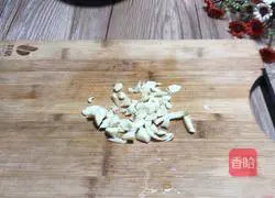 Illustration of how to make Chinese cabbage with melon seeds and kernels 3