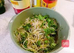 Illustration of how to make cold mung bean sprouts 4