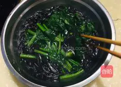 Illustration of how to stir fern root powder 5