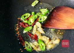 Illustration of how to make spicy and sour lotus root tips 6