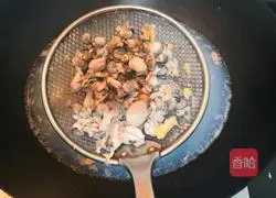 Illustration of how to pour oyster juice 13