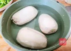 Illustration of how to make spicy and sour diced lotus root 1