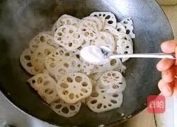Illustration of how to make stir-fried lotus root slices 7