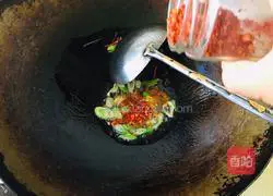 Illustration of how to stir-fry sauerkraut with shredded potatoes 5