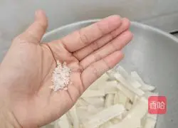 Illustration of how to cook sour bamboo shoots 9