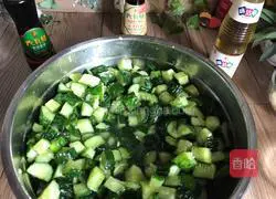 Illustration of how to make pickled cucumbers 4