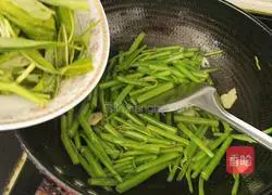 Illustration of how to make stir-fried water spinach 9
